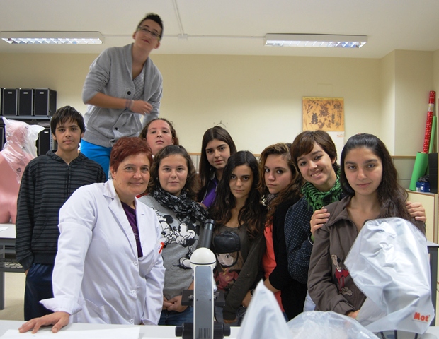 Integrantes del Proyecto Mochuelva con Rosa, la profesora de Biología